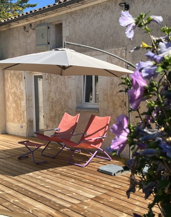 Terrasse avec transats - location de vacances Le Chai des Mullons Cognac